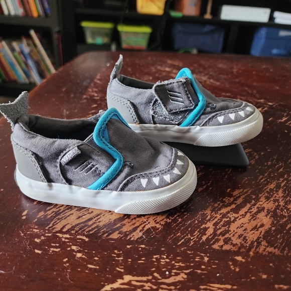 Size 4 Toddler Shark Vans - Picture 2 of 2